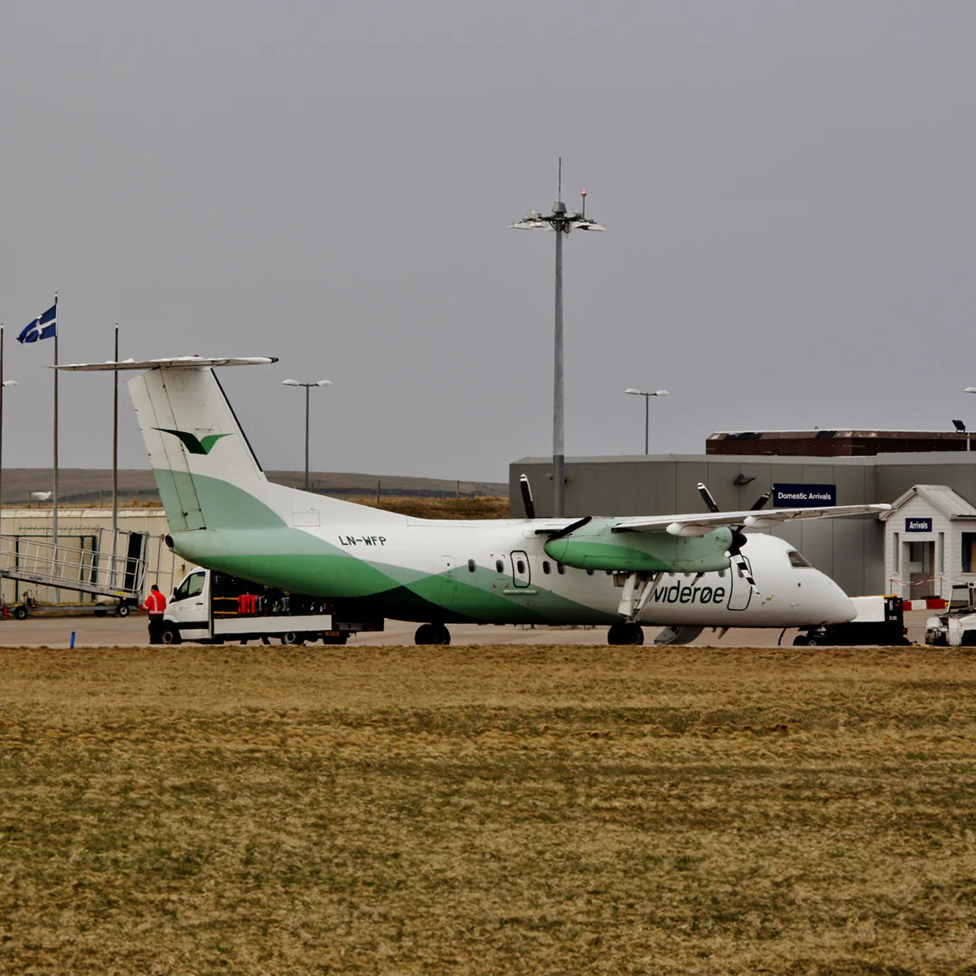 Widerøe Dash 8 - LN-WFP - Light Green