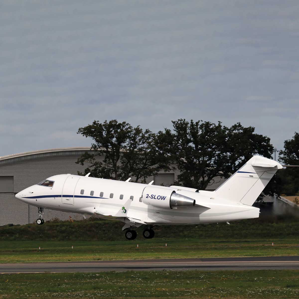 Bombardier Challenger 604 – 2-SLOW - White