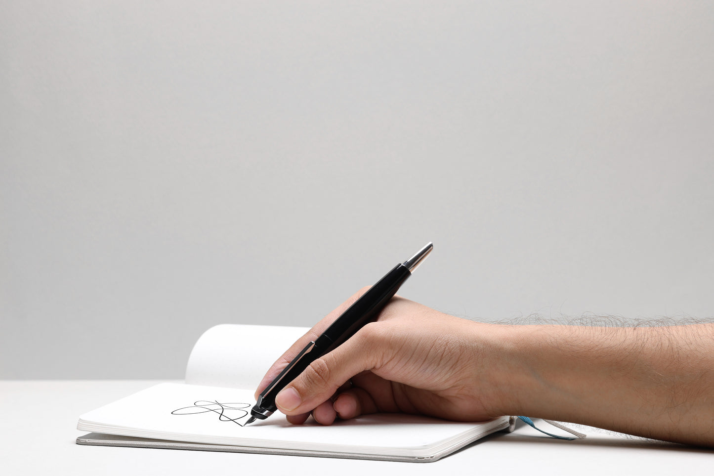 Endless Phantom Retractable Fountain Pen - Clear Black ( UK Exclusive )