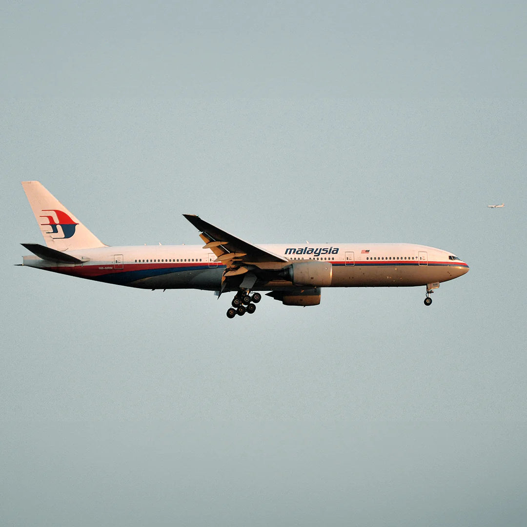 Boeing 777 - N661WT - Red