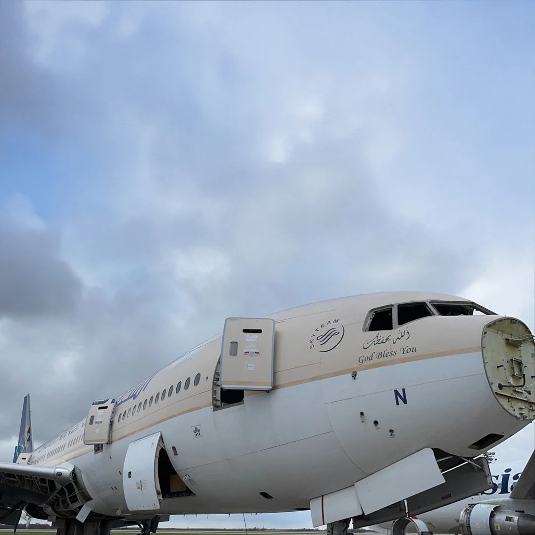 Boeing 777 - HZ-AKN Dark Blue